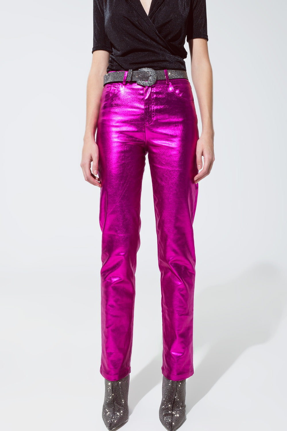 Pantalón recto metalizado en fucsia
