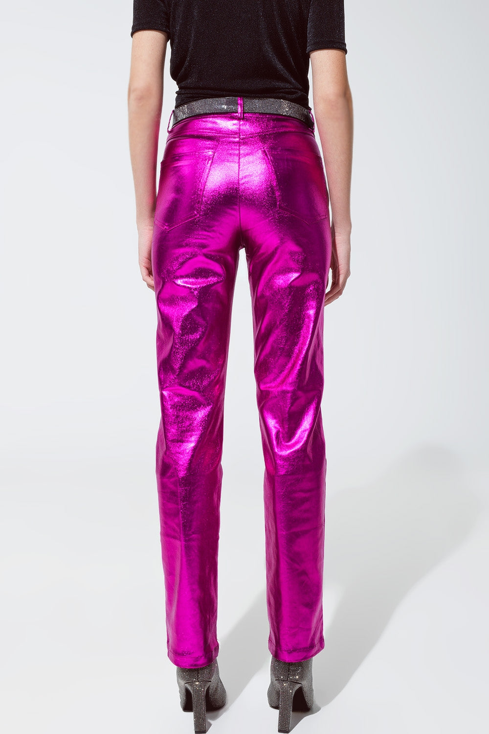 Pantalon recto metaizado fucsia, detalle bolsillos traseros.