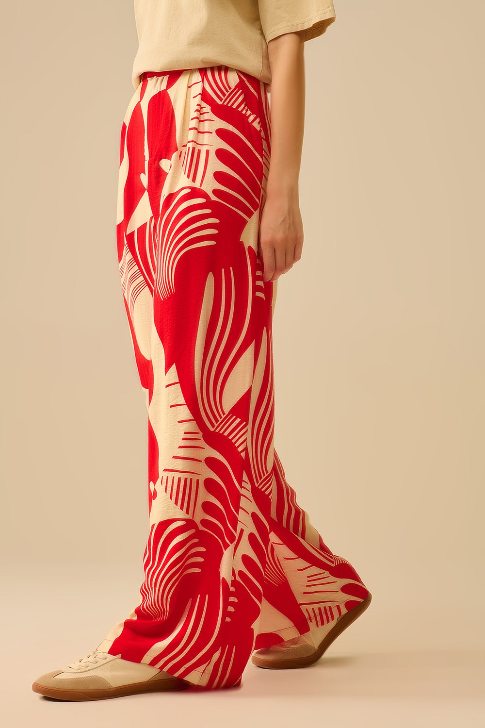 pantalón de pernera ancha con estampado abstracto en rojo y beige