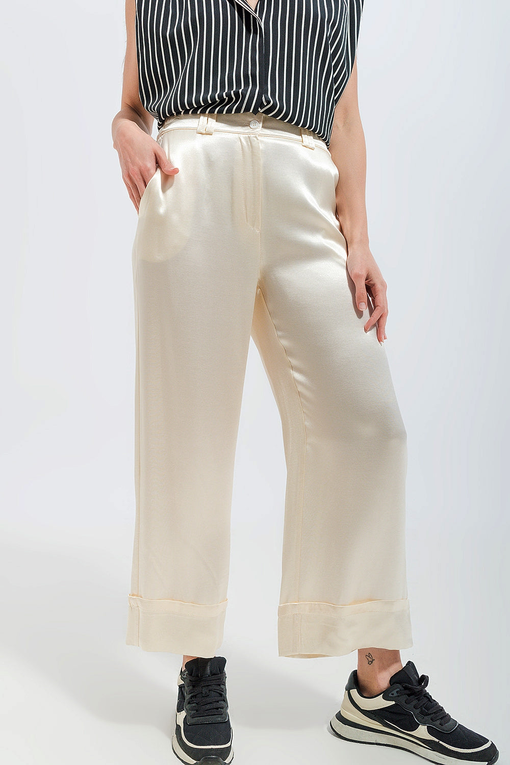 Pantalón de mujer de pata ancha en raso color Cloud Dancer con talle alto.