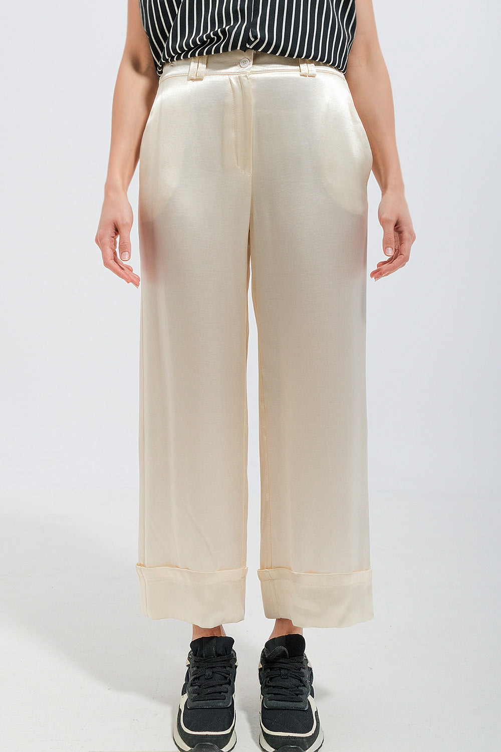 Pantalón de mujer de pata ancha en raso color Cloud Dancer con talle alto.