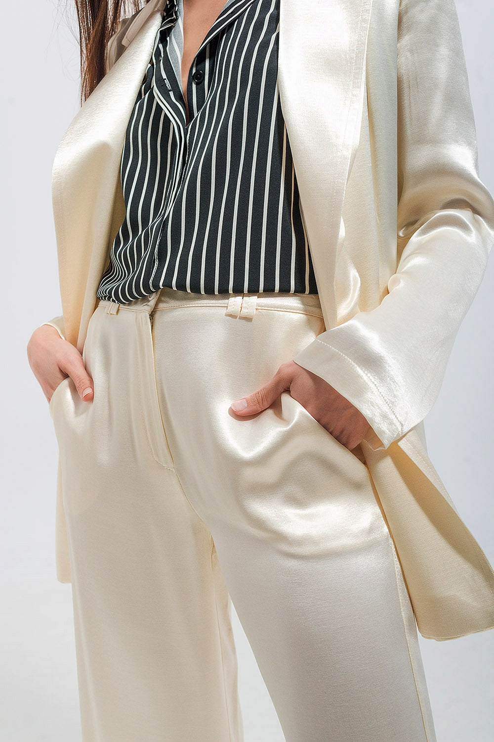Pantalón de mujer de pata ancha en raso color Cloud Dancer con talle alto.