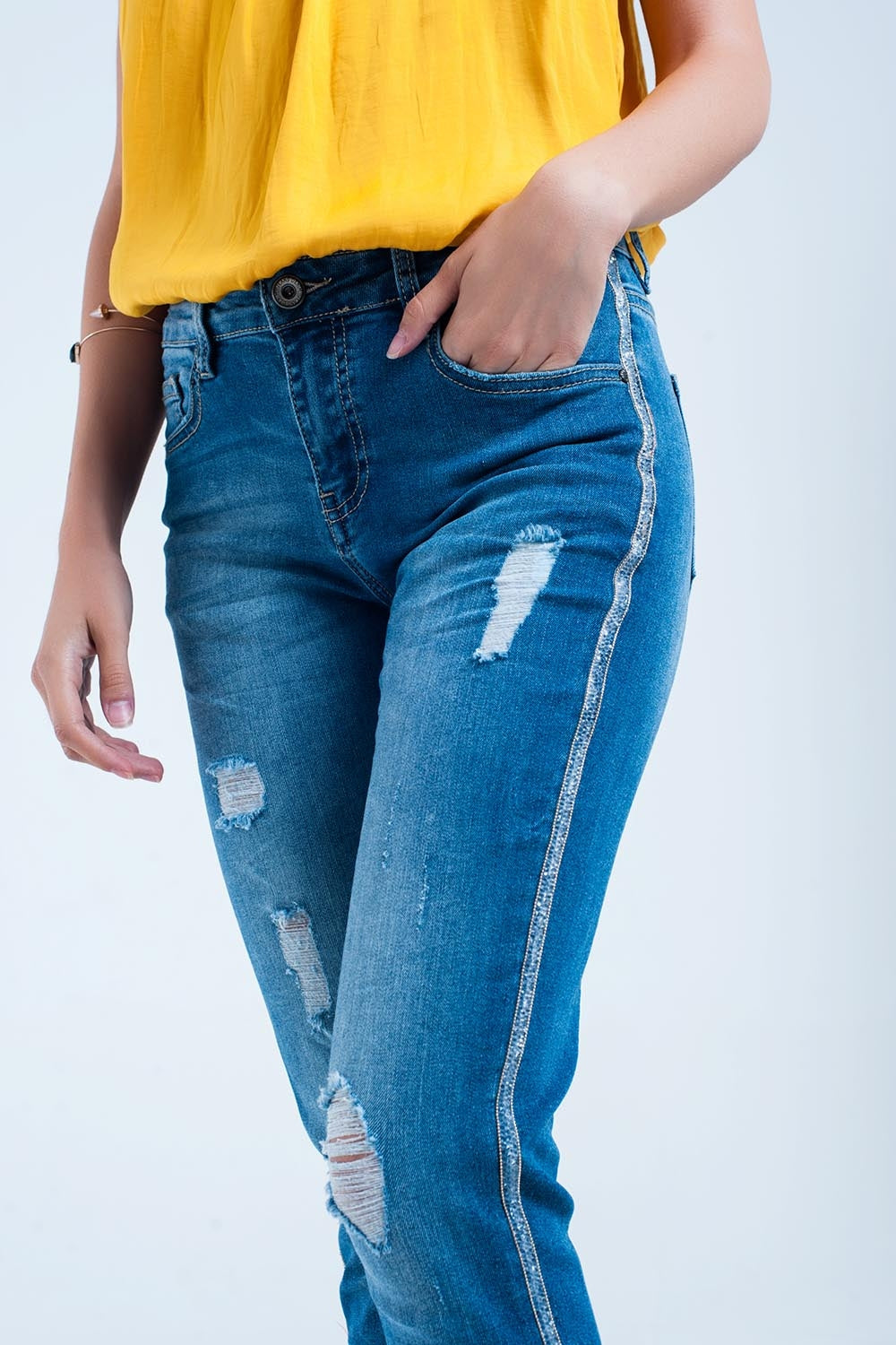 Pantalon vaquero ajustado con rasgaduras y linea de brillos