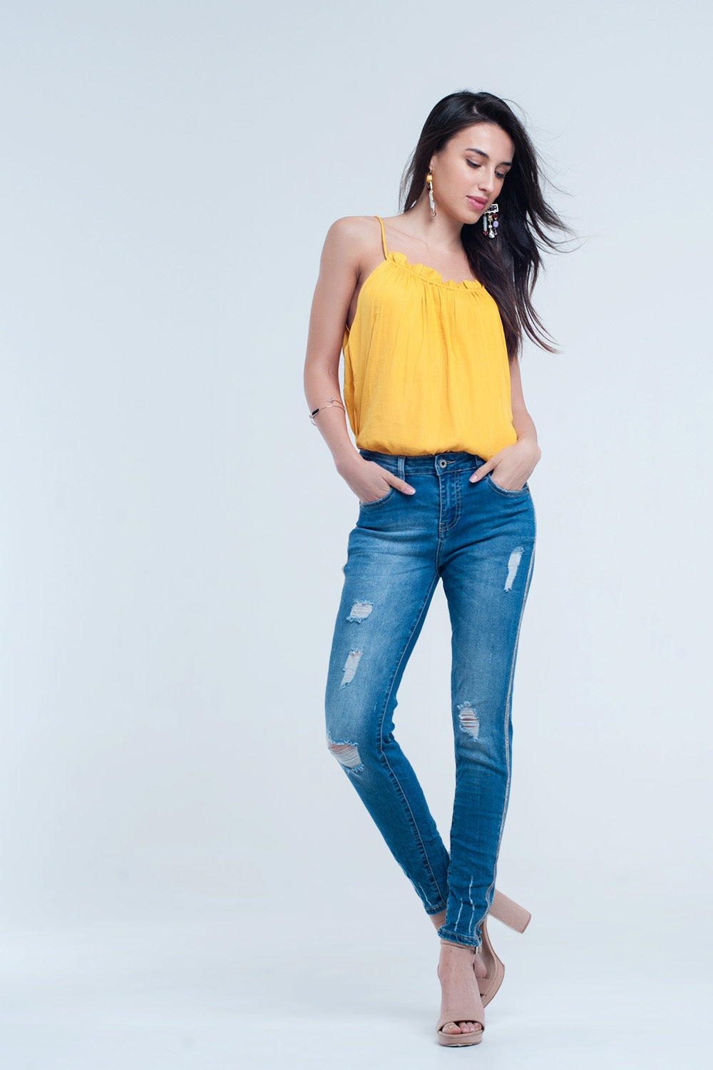 Pantalon vaquero ajustado con rasgaduras y linea de brillos