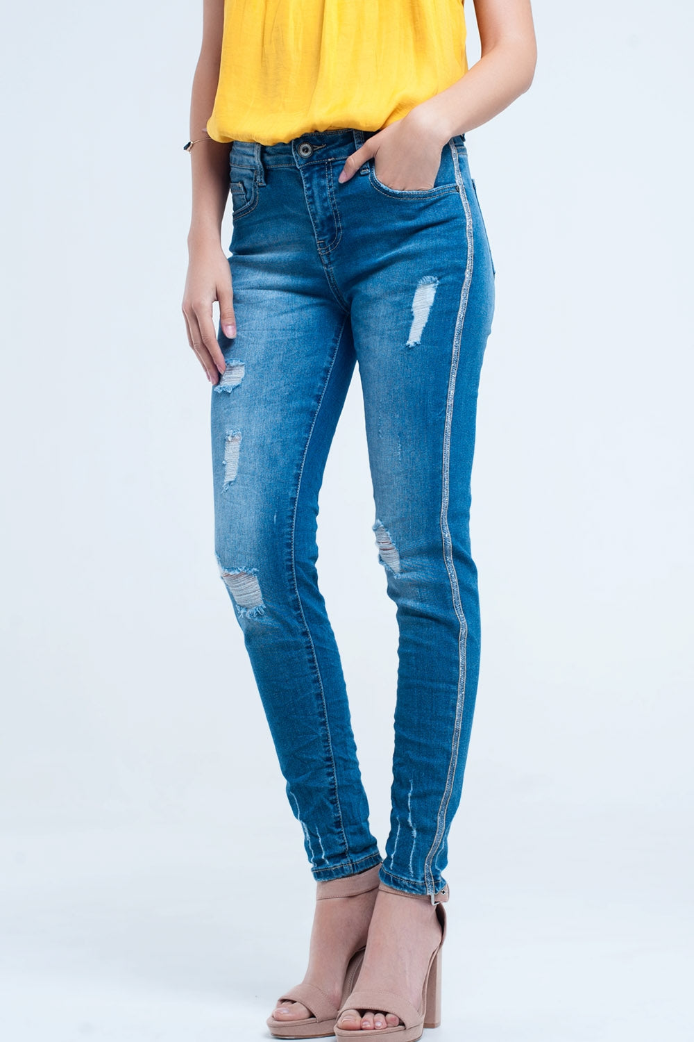 Pantalon vaquero ajustado con rasgaduras y linea de brillos