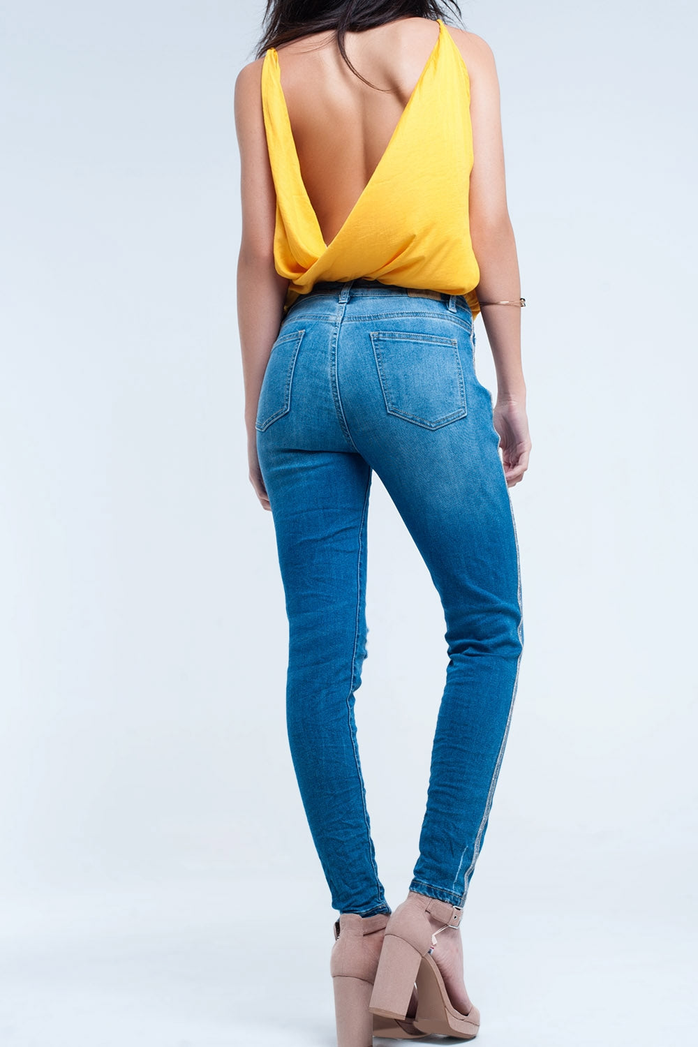 Pantalon vaquero ajustado con rasgaduras y linea de brillos