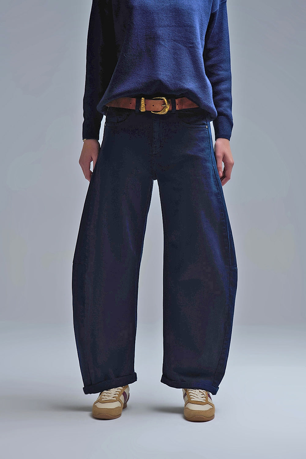 Q2 Pantalón vaquero Barrel Balloon con bolsillos en azul marino de moda