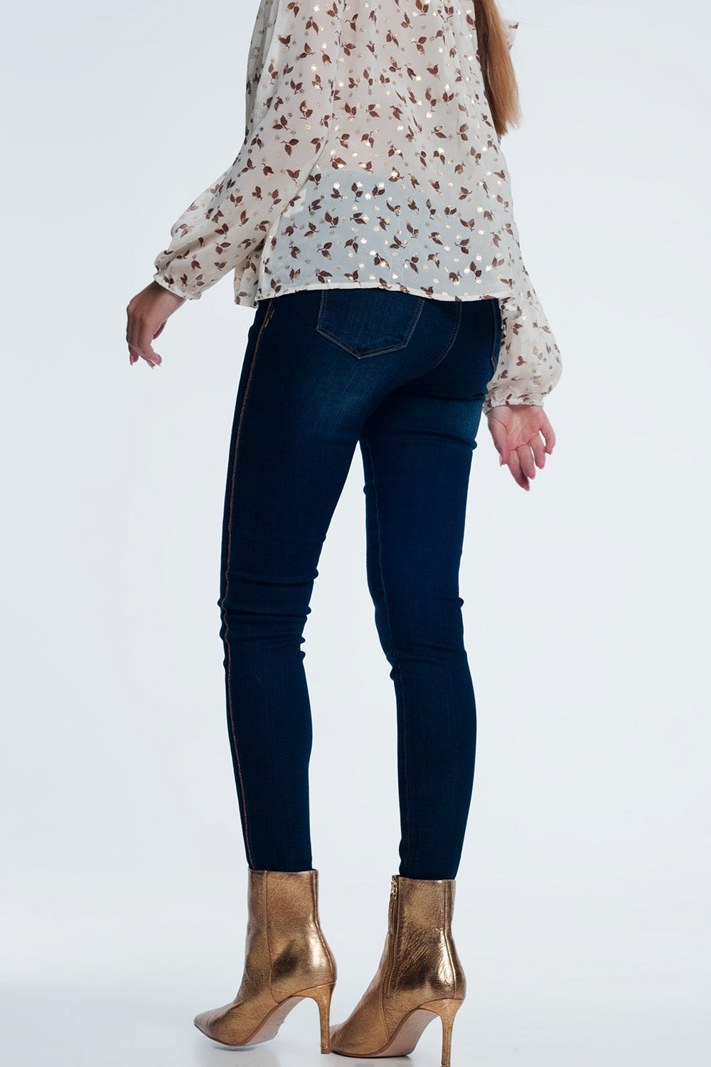 Pantalon vaquero con detalle de raya lateral dorada