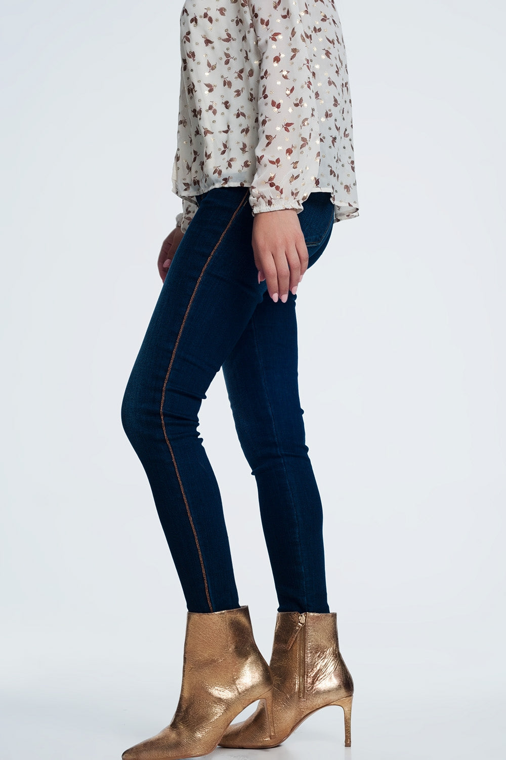 Pantalon vaquero con detalle de raya lateral dorada