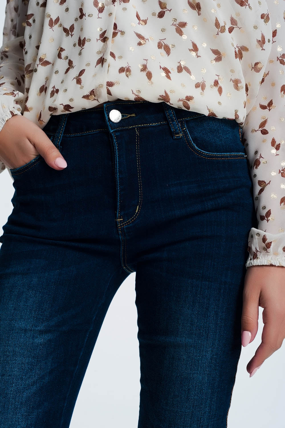 Pantalon vaquero con detalle de raya lateral dorada
