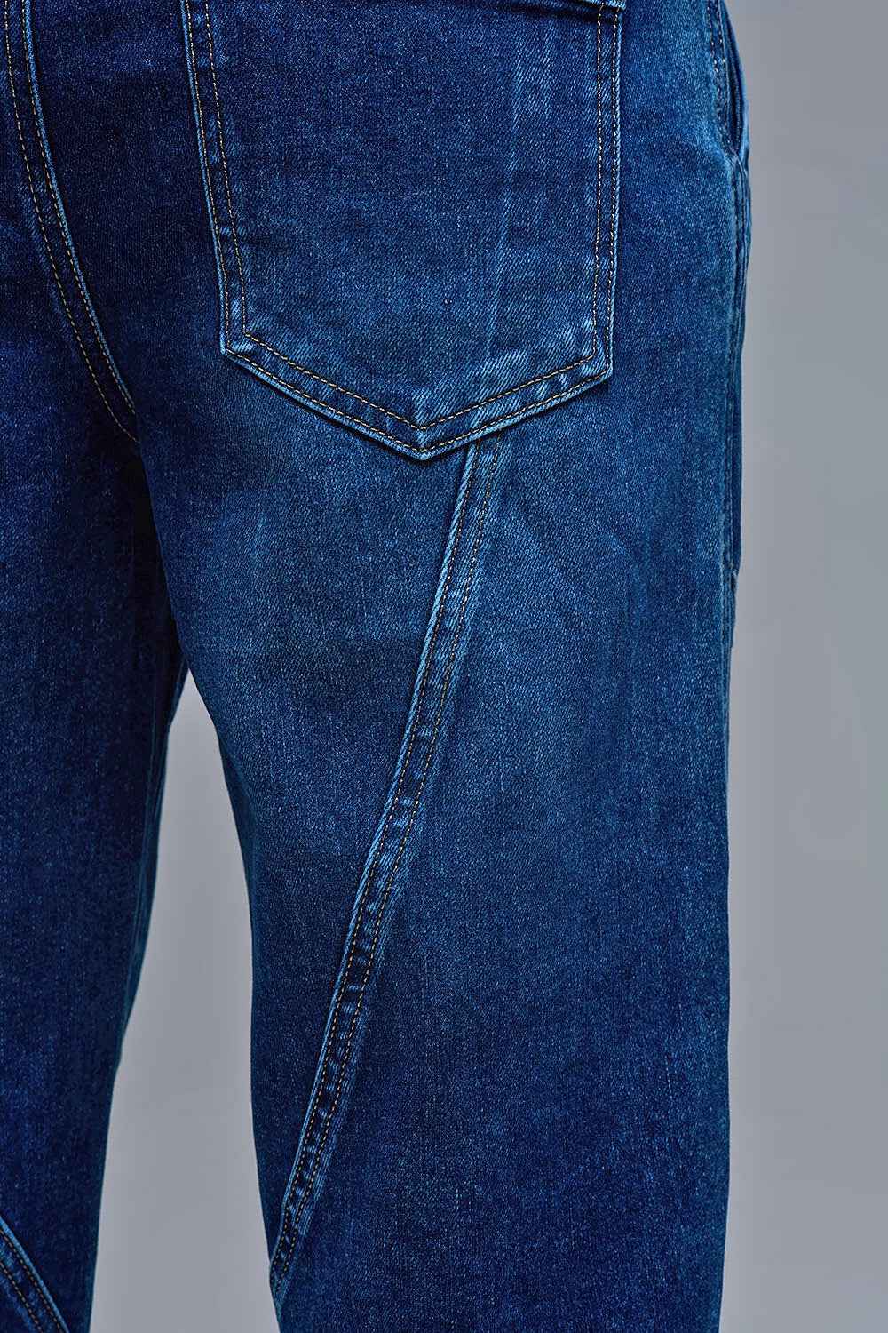 Vaquero tipo jogger de mujer con corte relajado, cordón ajustable marrón en la cintura y bolsillos grandes frontales.
