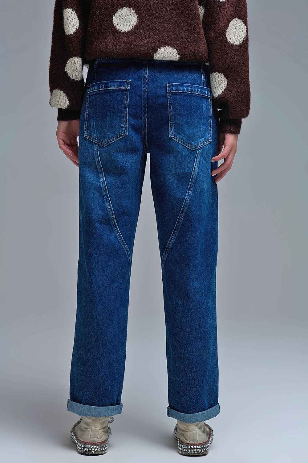 Vaquero tipo jogger de mujer con corte relajado, cordón ajustable marrón en la cintura y bolsillos grandes frontales.