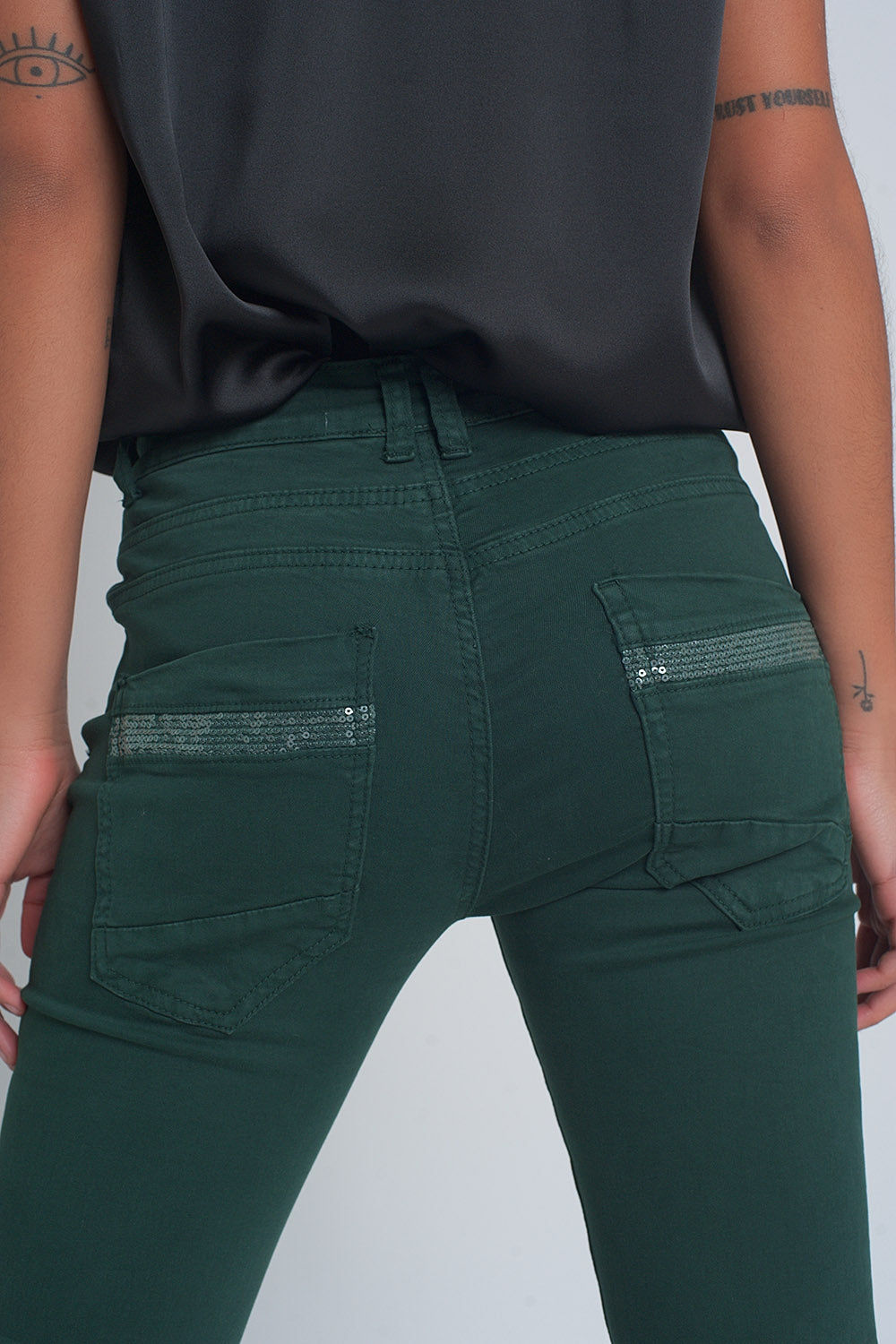 Pantalon verde boyfriend con detalles en bolsillo de lentejuelas