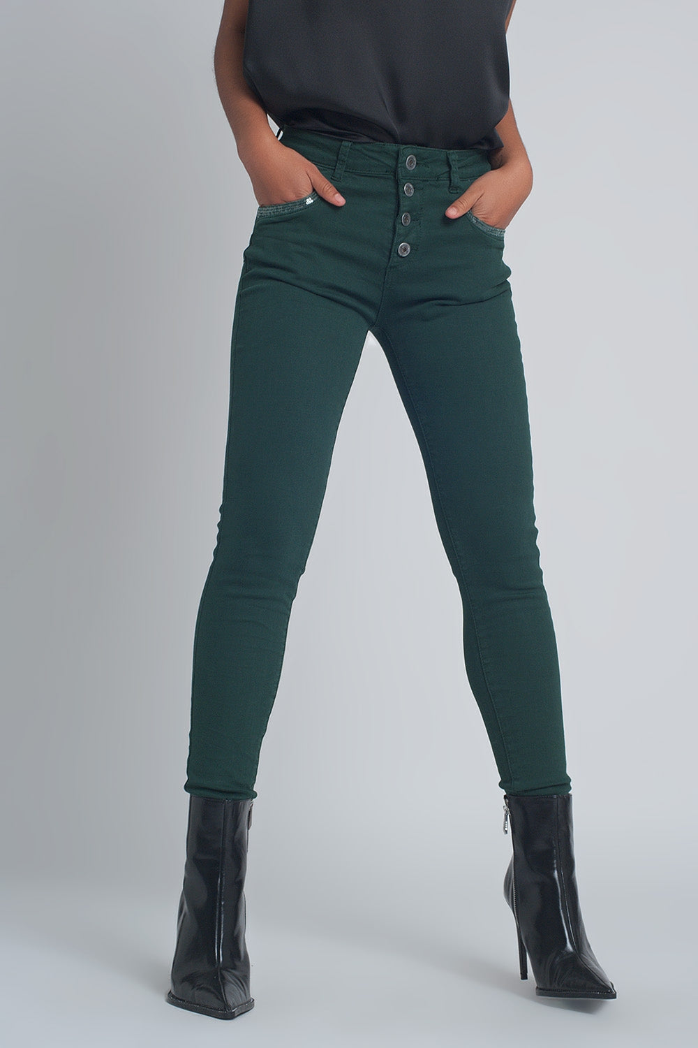 Pantalon verde boyfriend con detalles en bolsillo de lentejuelas