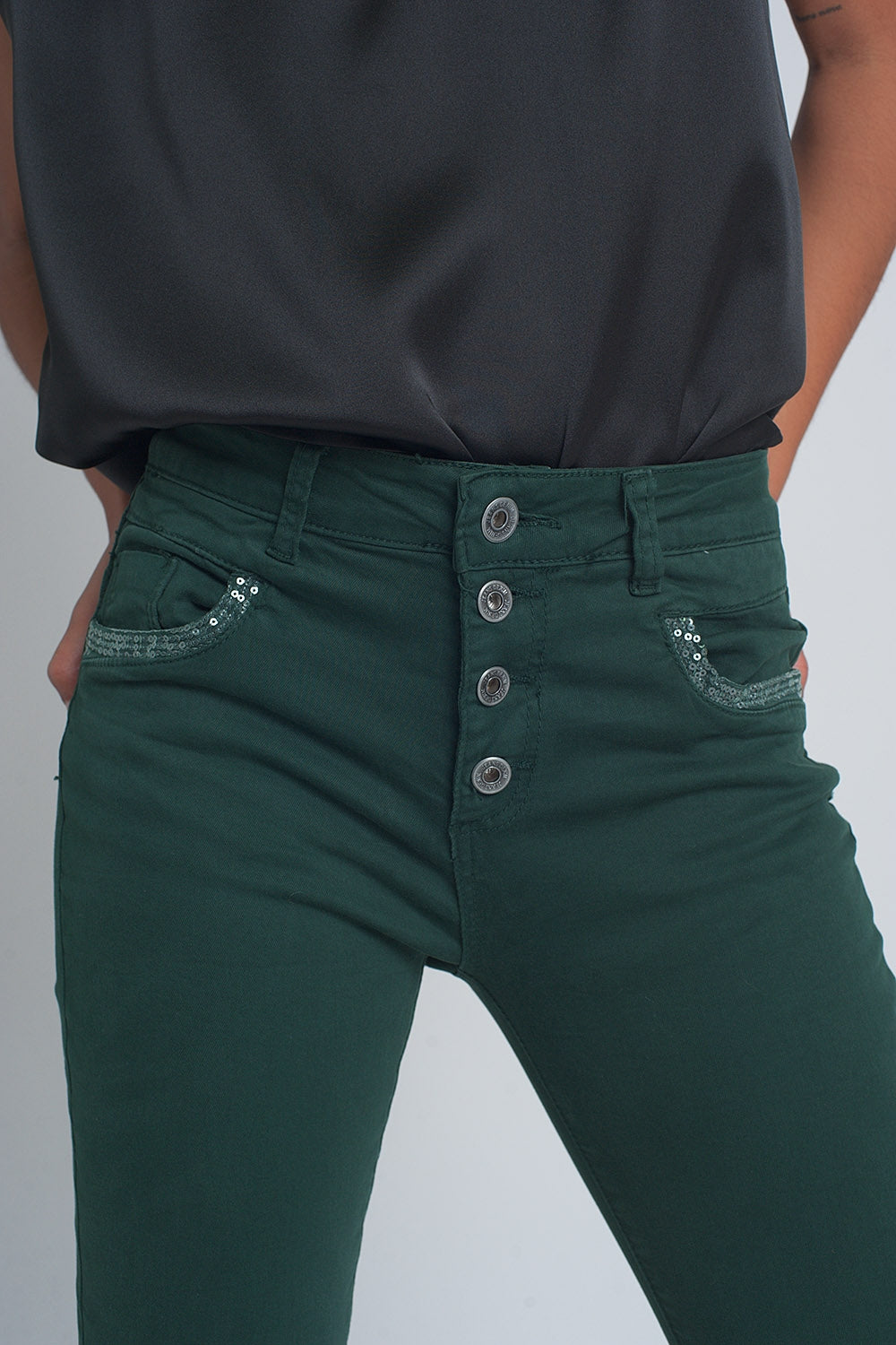 Pantalon verde boyfriend con detalles en bolsillo de lentejuelas