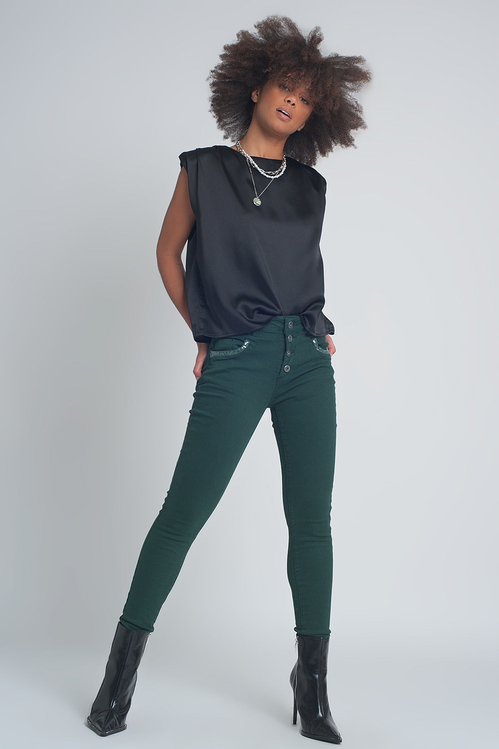 Pantalon verde boyfriend con detalles en bolsillo de lentejuelas