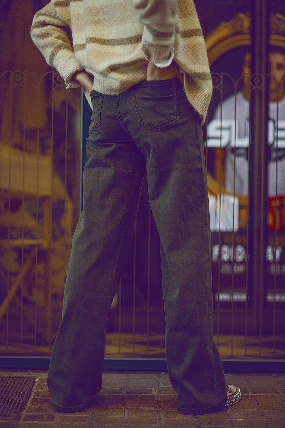 Pantalón verde militar de talle alto y pierna ancha