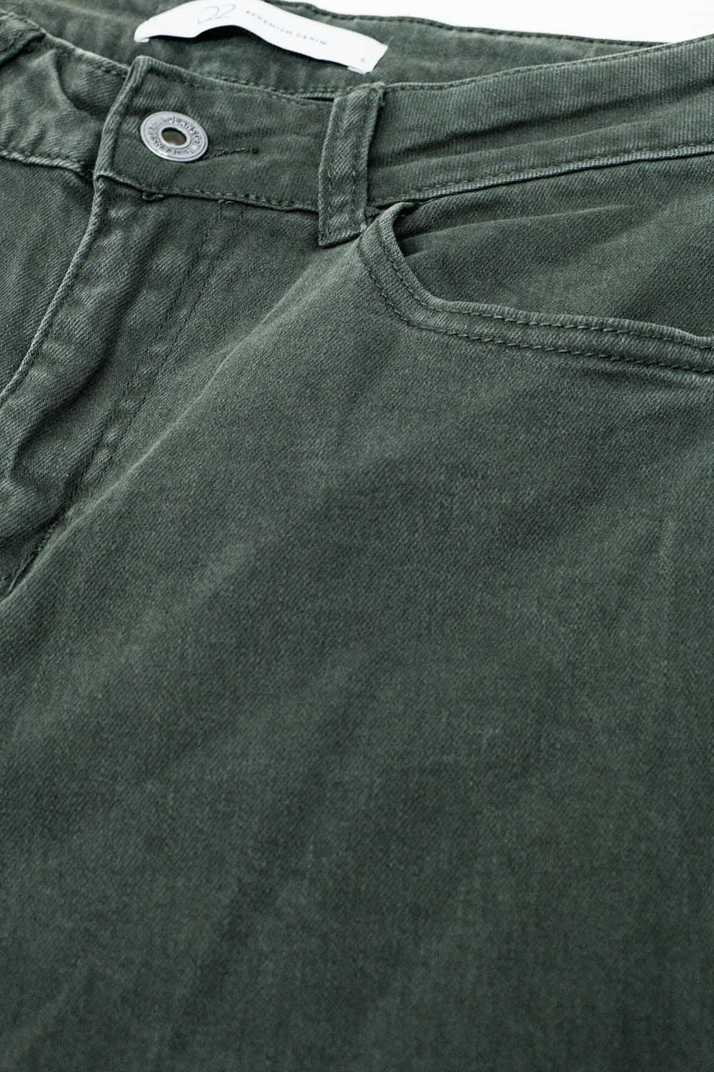 Pantalón verde militar de talle alto y pierna ancha