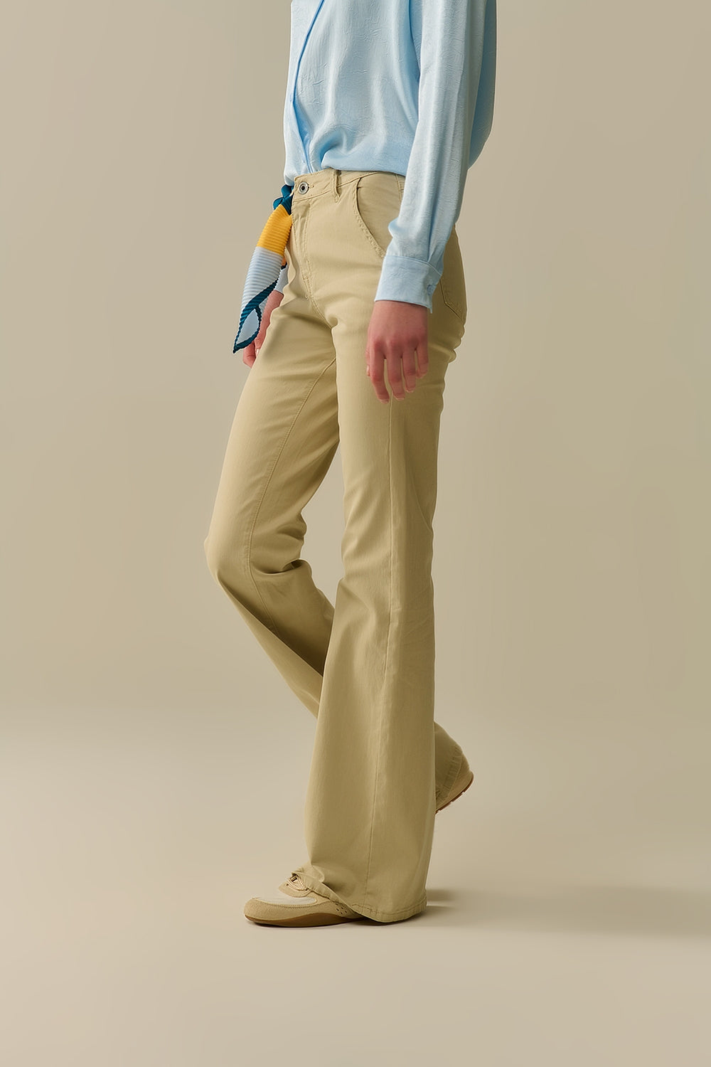 Pantalones Acampanados Beige Cómodos y Elásticos