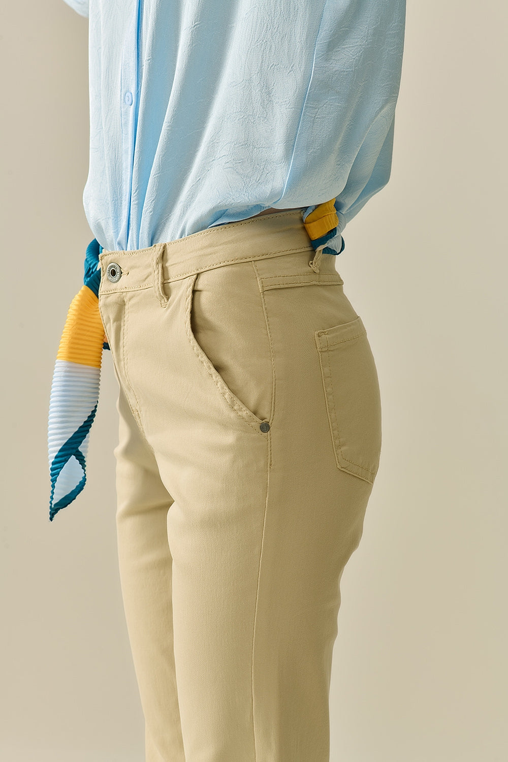 Pantalones Acampanados Beige Cómodos y Elásticos