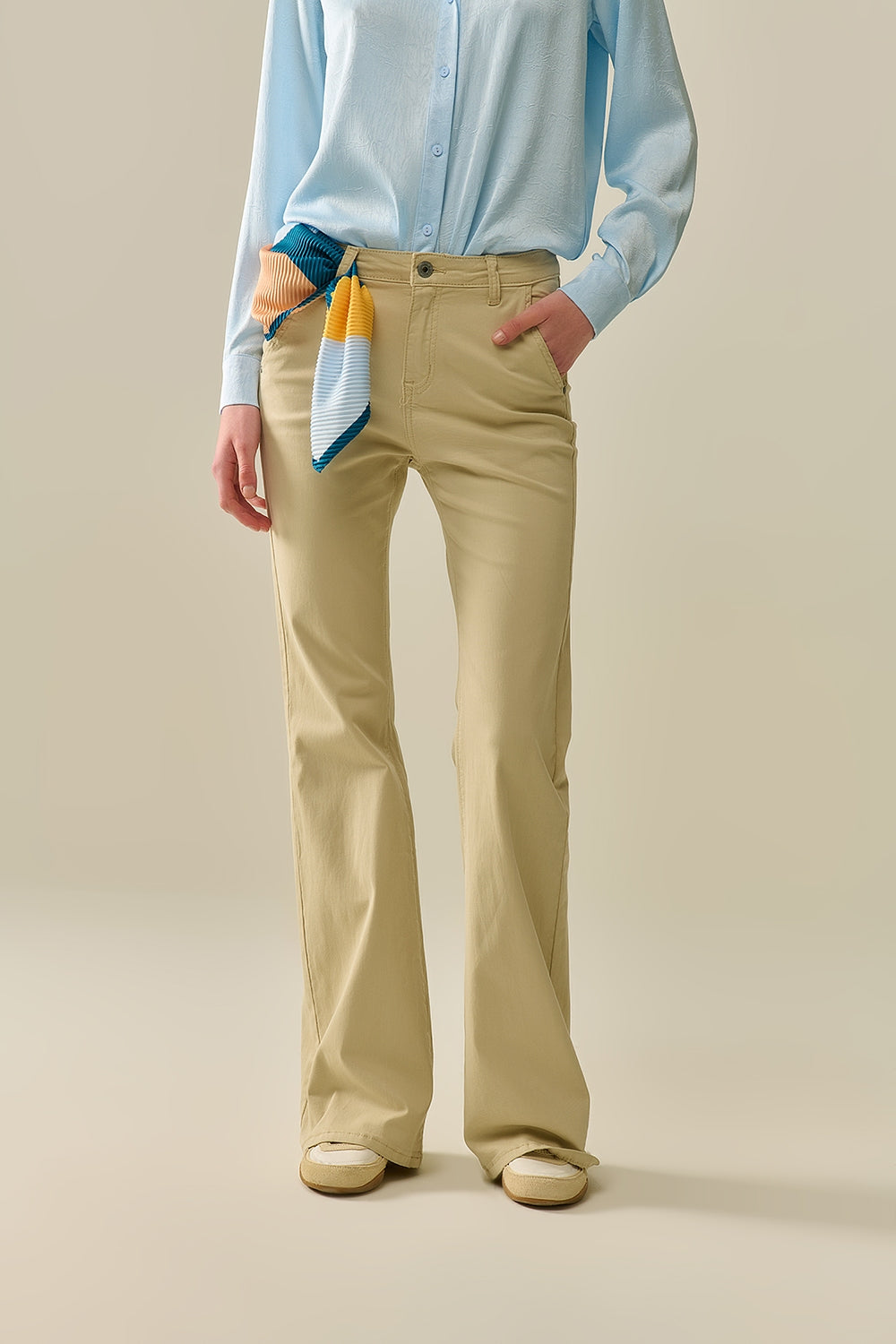 Q2 Pantalones Acampanados Beige Cómodos y Elásticos