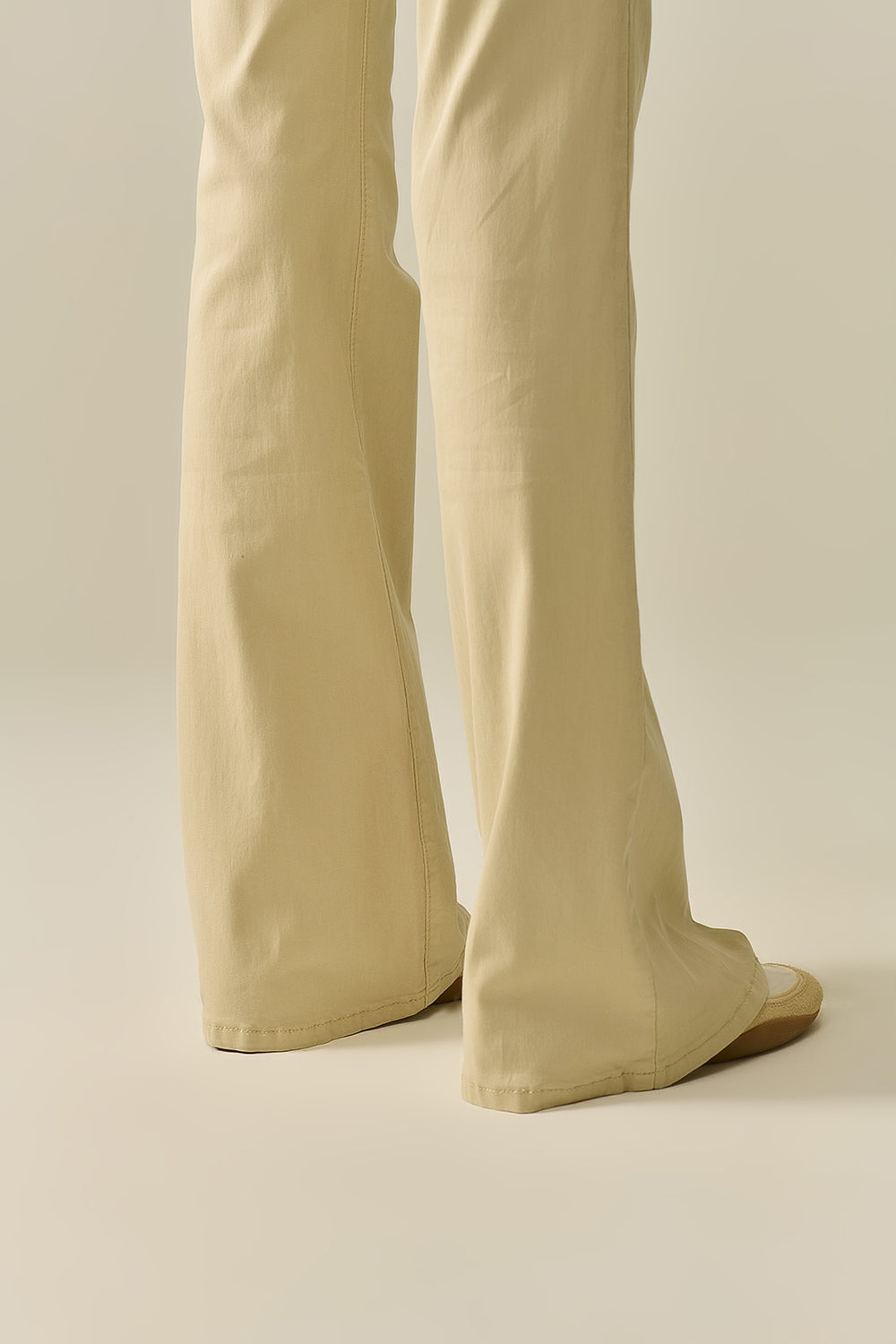 Pantalones Acampanados Beige Cómodos y Elásticos