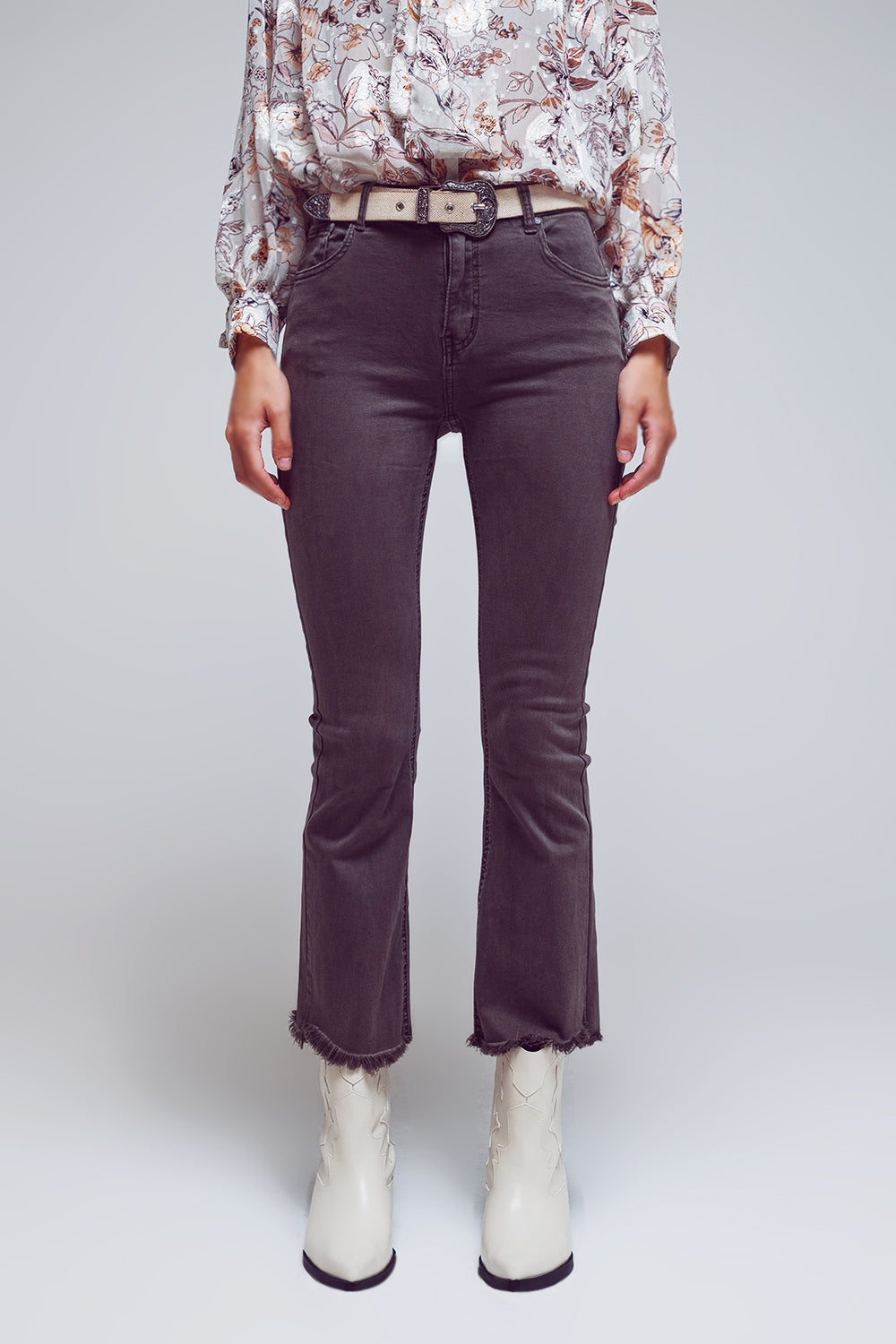 Pantalones acampanados con borde de dobladillo sin rematar en gris oscuro