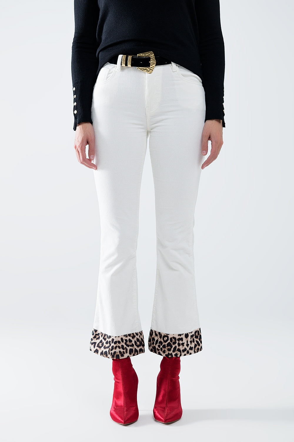 Q2 Pantalones acampanados de pana color crema con estampado de leopardo en el bajo