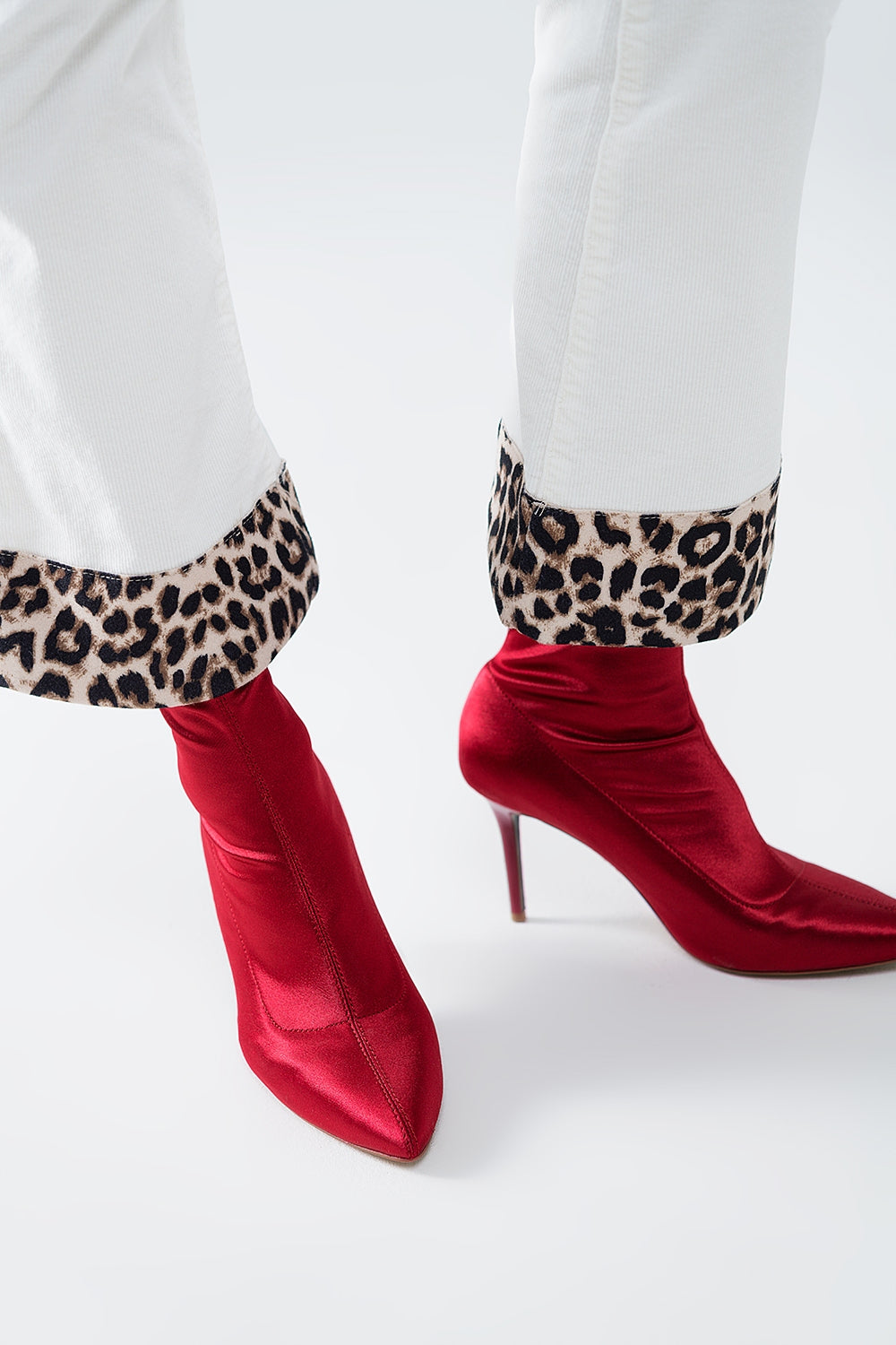 Pantalones acampanados de pana color crema con estampado de leopardo en el bajo