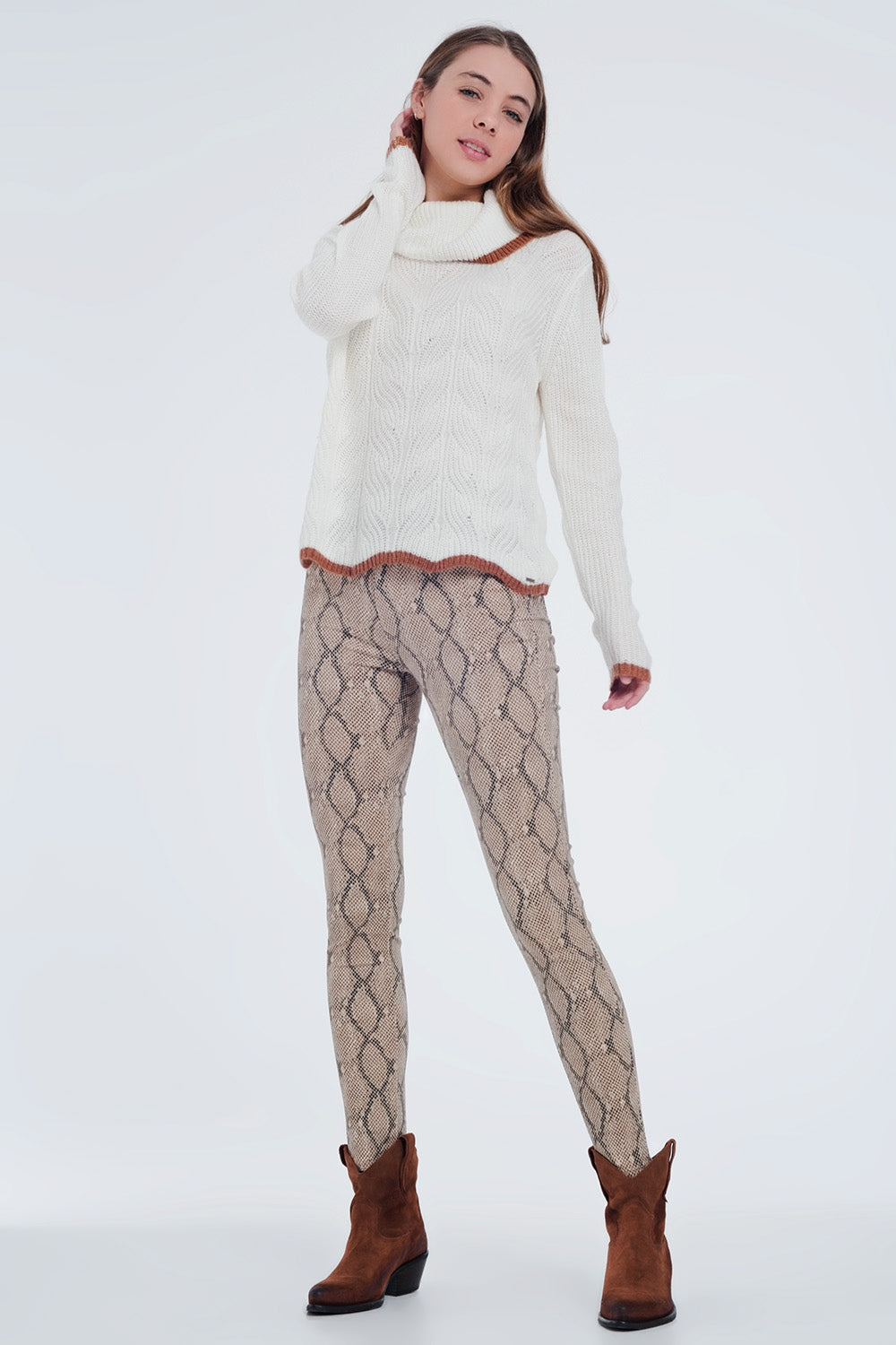 Pantalones ajustados con estampado de serpiente en camel