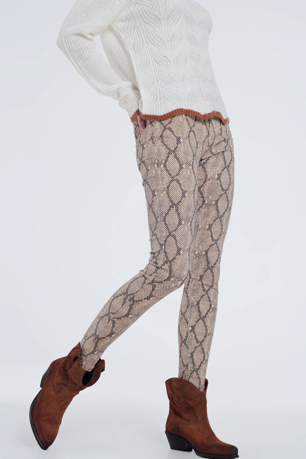 Pantalones ajustados con estampado de serpiente en camel