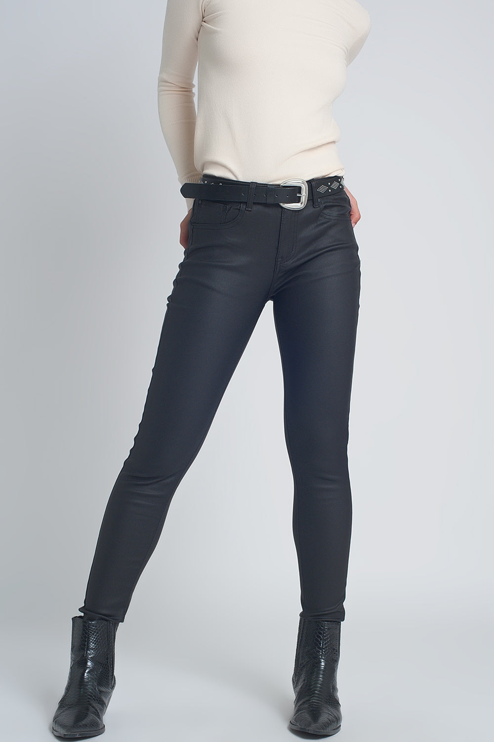 Q2 Pantalones ajustados de efecto cuero en color negro