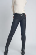 Q2 Pantalones ajustados de efecto cuero en color negro
