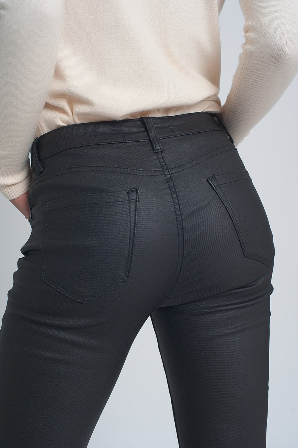 Pantalones ajustados de efecto cuero en color negro
