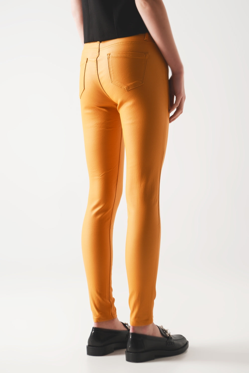 Pantalones ajustados de talle alto en naranja