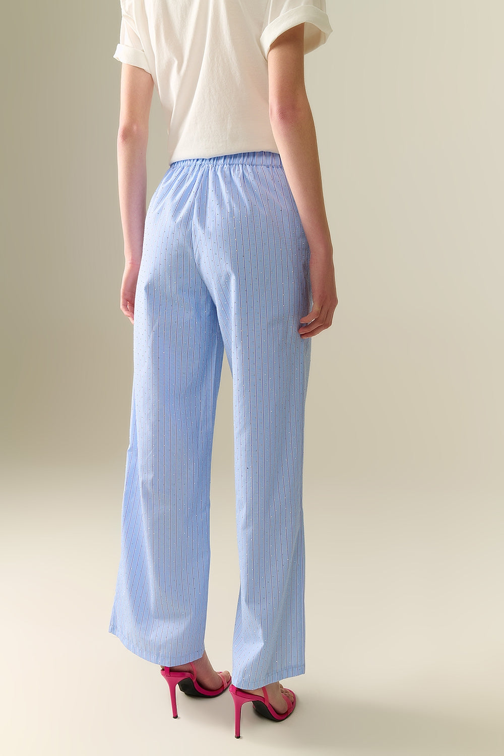 Parte trasera del pantalon con foto en la cintura elastica y el diseño recto de la prenda