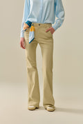 Pantalón de mujer acampanado en color beige arena