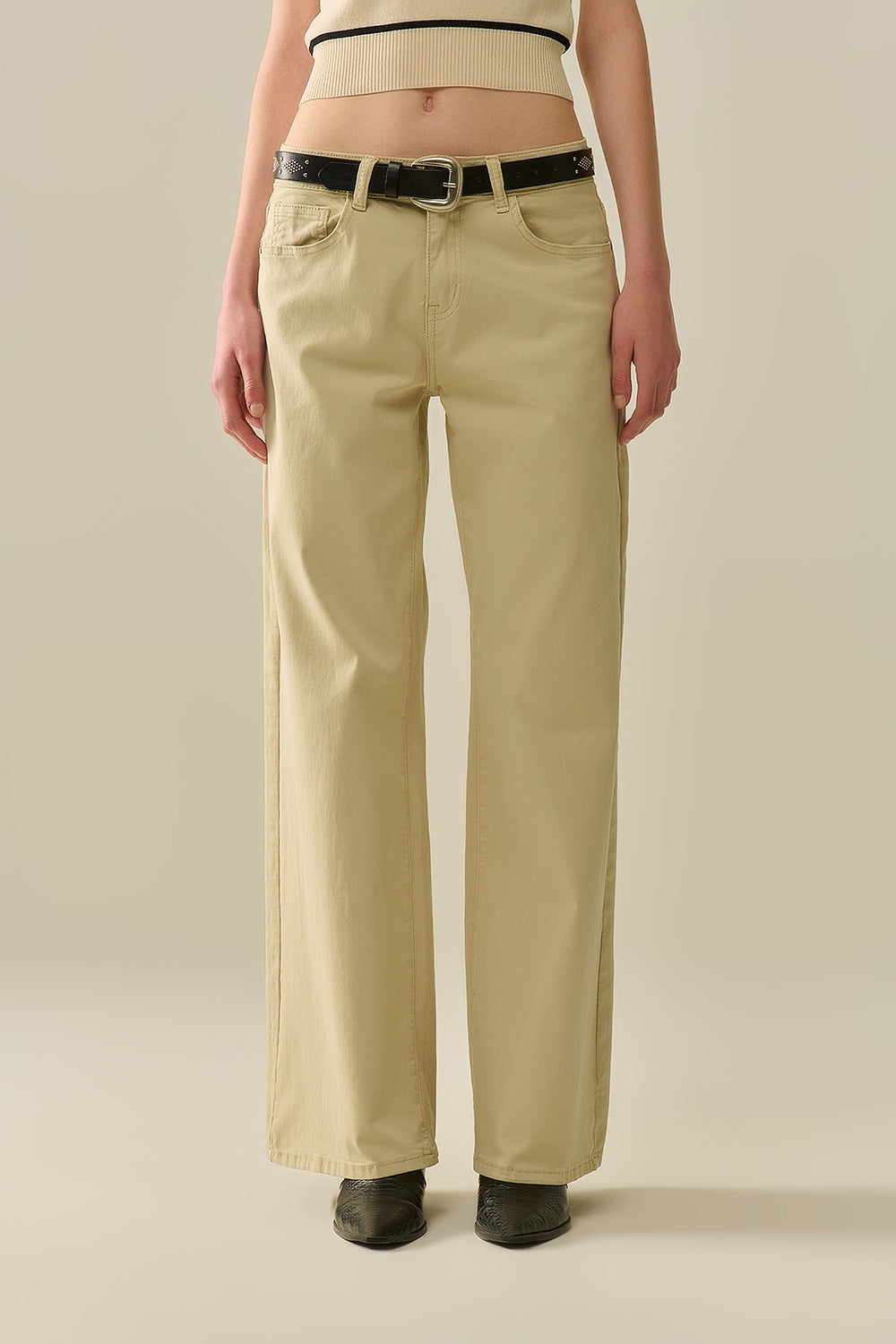Pantalones beige de pierna ancha y corte recto