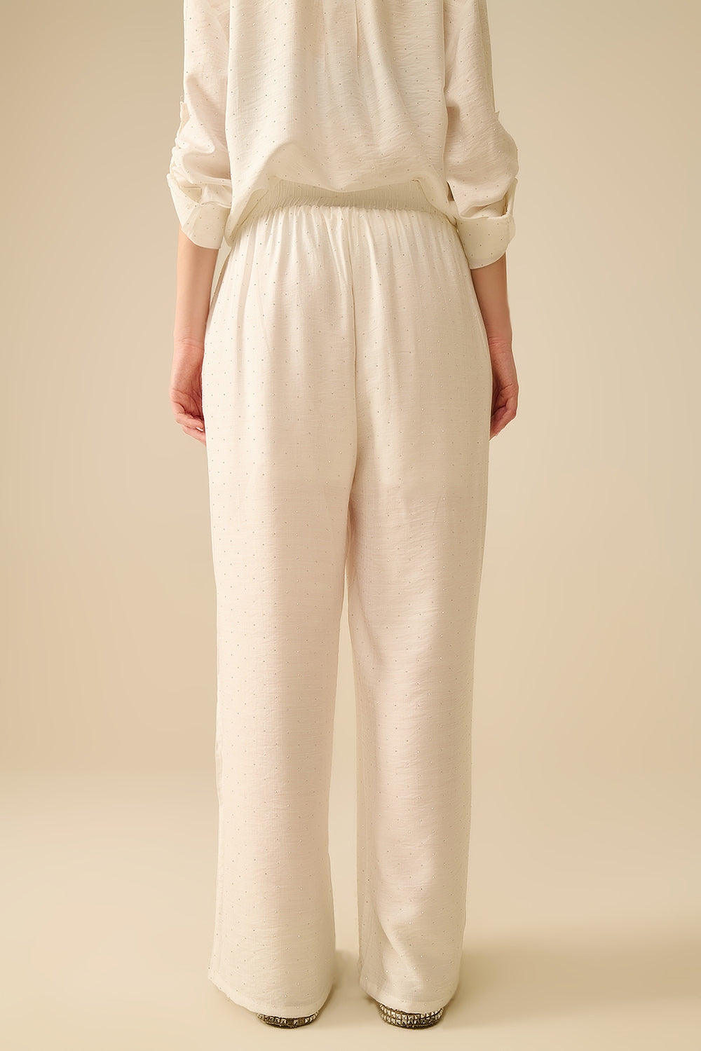 Pantalones blancos ligeros de camal ancho con detalles de strass
