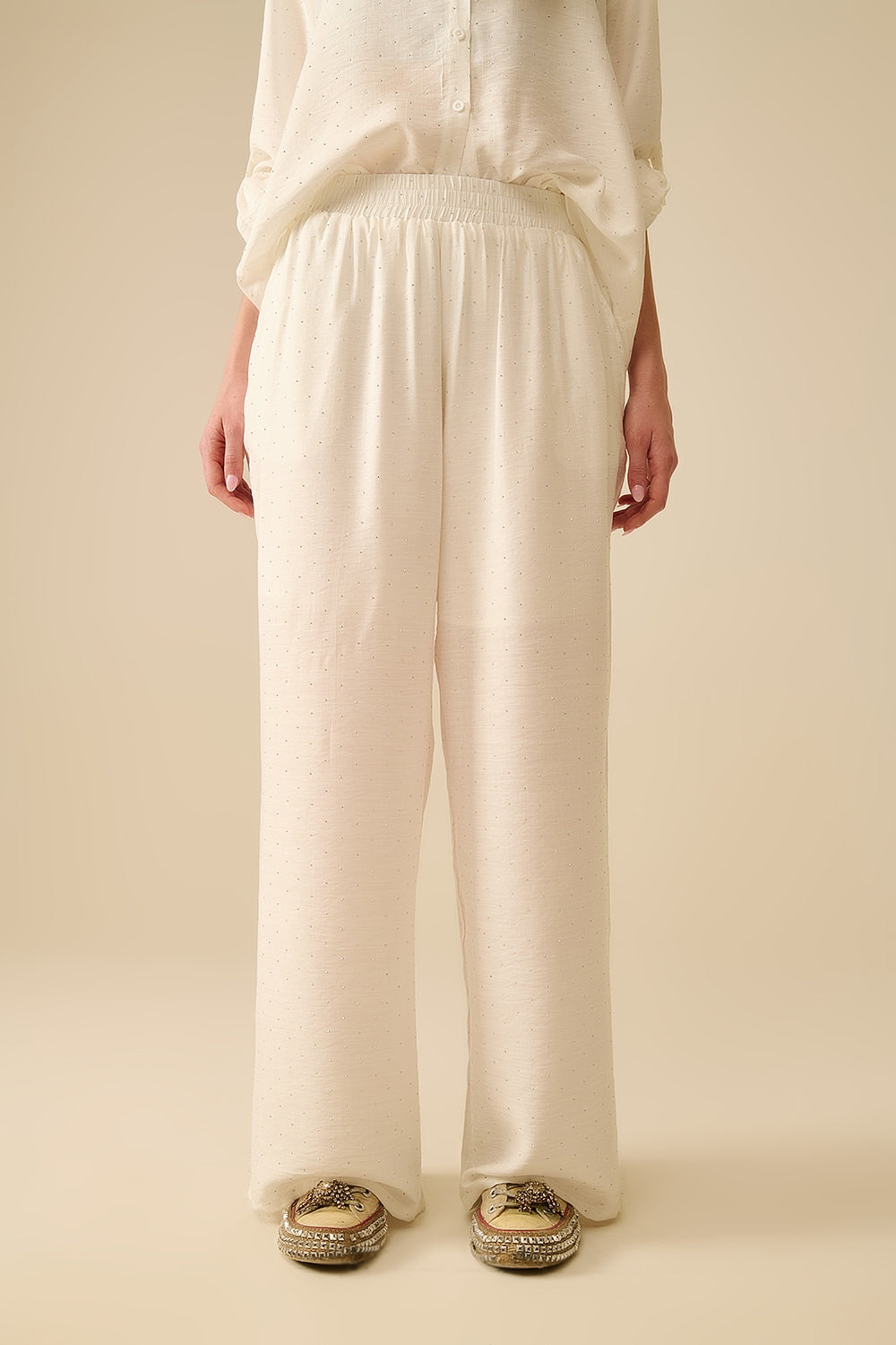 Pantalones blancos ligeros de camal ancho con detalles de strass