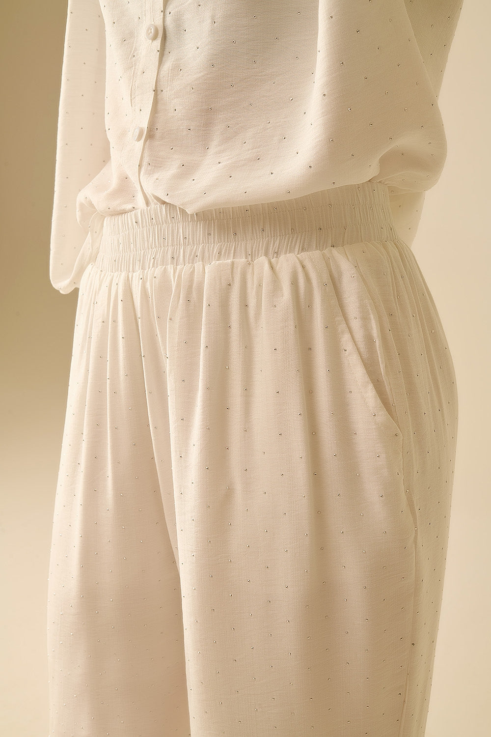 Pantalones blancos ligeros de camal ancho con detalles de strass