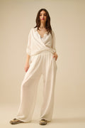 Pantalones blancos ligeros de camal ancho con detalles de strass