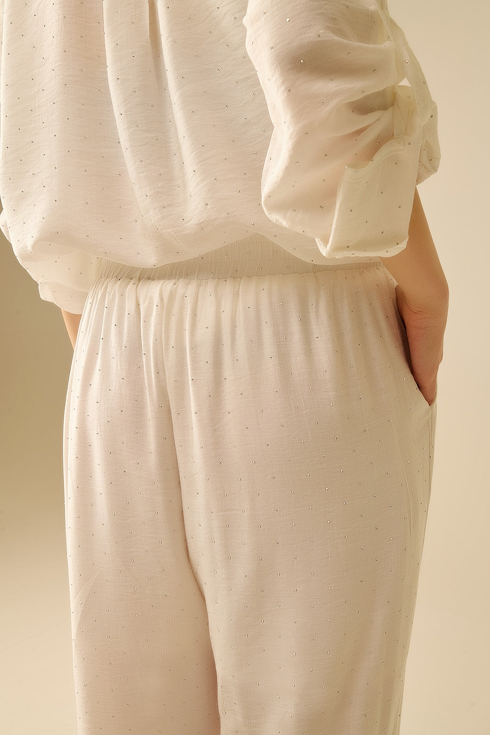 Pantalones blancos ligeros de camal ancho con detalles de strass