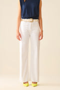 Modelo con pantalón de pernera ancha y talle alto en color crudo, combinado con un top azul.