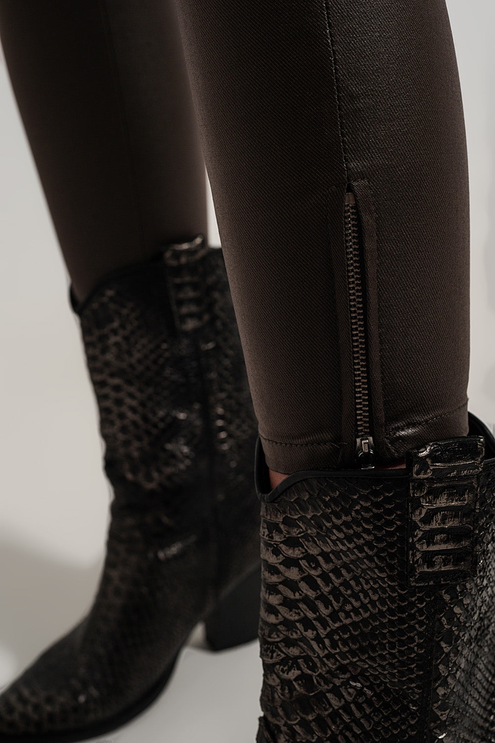 Pantalones caqui con bajos abiertos con cremallera de cuero sintético