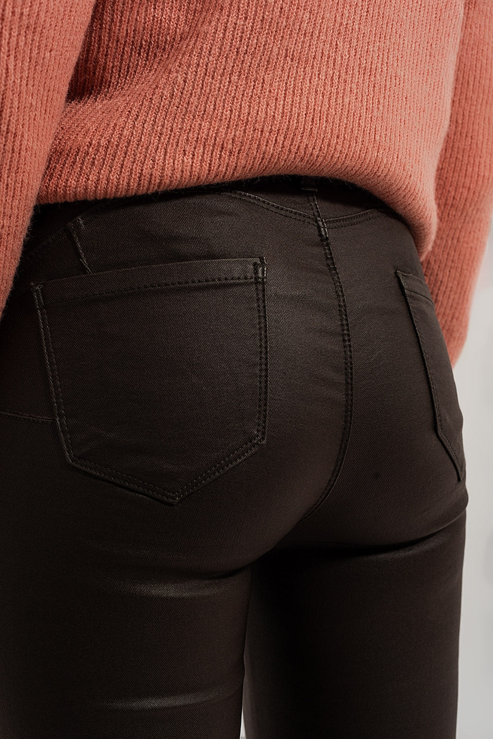 Pantalones caqui con bajos abiertos con cremallera de cuero sintético