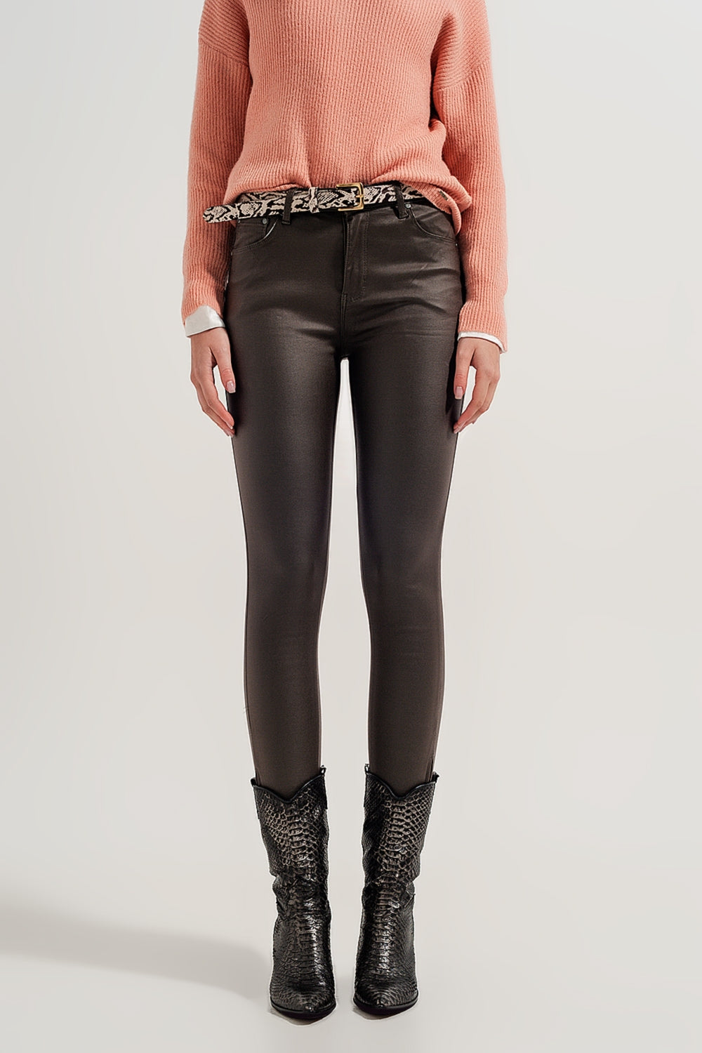 Pantalones caqui con bajos abiertos con cremallera de cuero sintético