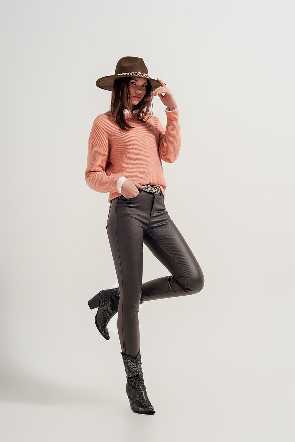 Pantalones caqui con bajos abiertos con cremallera de cuero sintético