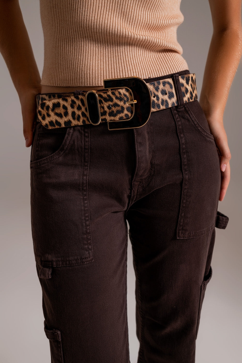 Detalle de la cintura con cinturón animal print