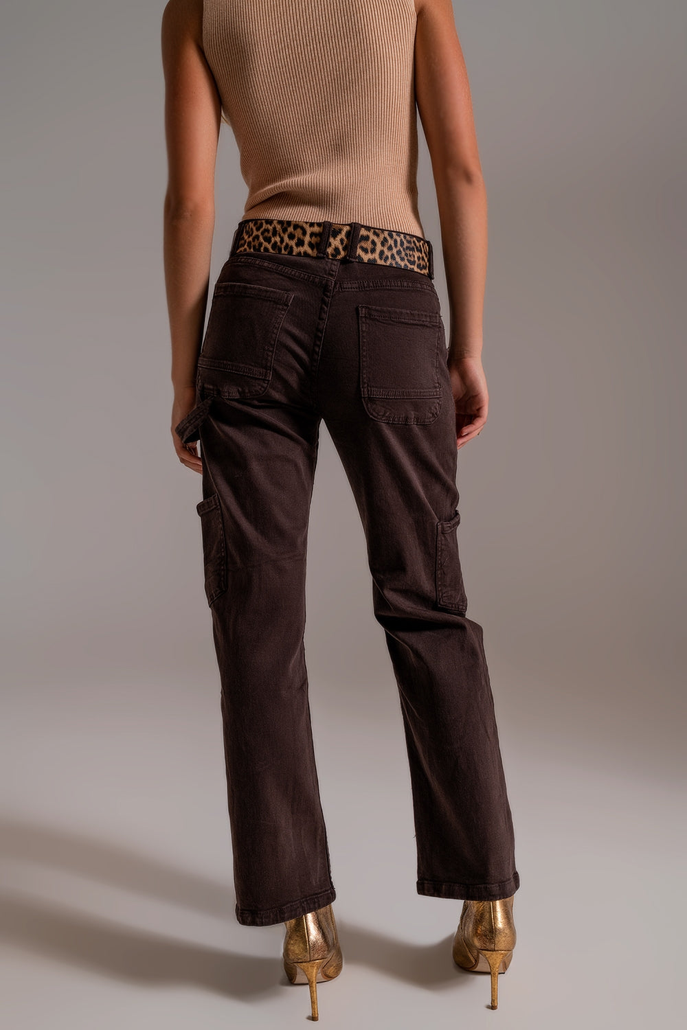 Pantalones cargo marrón chocolate vistos desde atrás